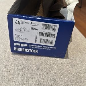 Never worn brand new Birkenstock’s in narrow fit size 44/US 11M. Color: Habana